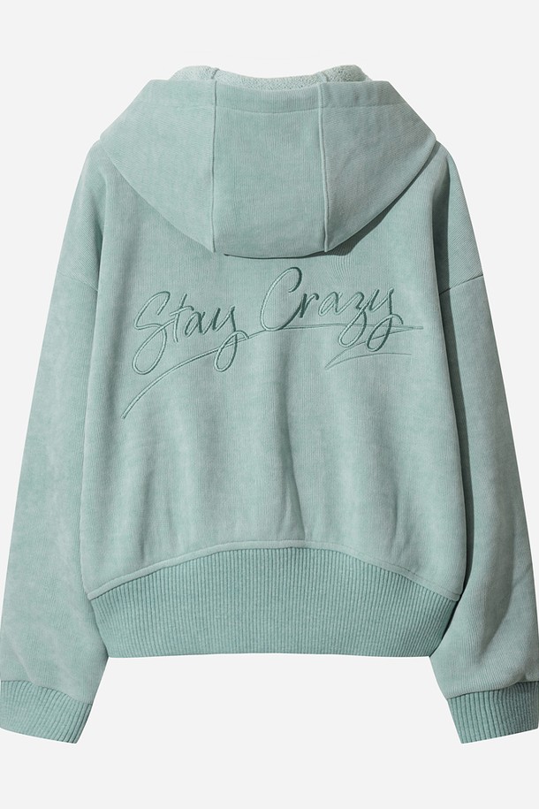 여성용 스테이웜 후드 집업 재킷(L.SKYBLUE)은 추운 겨울에도 따뜻하게 몸을 감싸주는 캐주얼 스타일의 아우터입니다. 부드러운 촉감의 폴리에스테르 소재로 제작되어 편안한 착용감을 선사하며, 두꺼운 두께감으로 보온성을 높였습니다. 라이트 스카이 블루 컬러와 무지 디자인이 어우러져 미니멀하면서도 세련된 분위기를 연출합니다. 긴 소매와 후드, 집업 여밈 방식은 활동성을 더하고 다양한 스타일링을 가능하게 합니다. 일상에서 편안하게 즐겨 입을 수 있는 실용적인 겨울철 필수 아이템입니다.
