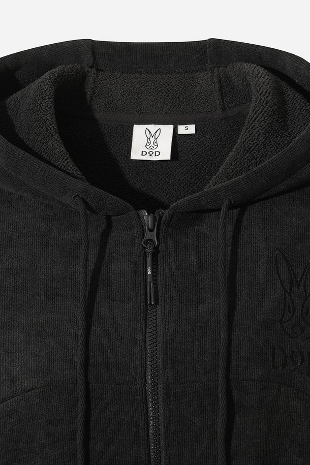 여성) 스테이웜 후드 집업 재킷(D.CHARCOAL GREY)은 가을과 겨울에 따뜻하게 입을 수 있는 여성용 후드 집업 재킷입니다. 짙은 차콜 그레이 컬러의 무지 디자인으로, 캐주얼, 스포티, 미니멀 스타일을 연출하기 좋습니다. 부드러운 촉감의 두꺼운 폴리에스테르 소재로 제작되어 보온성이 뛰어나며, 일상 및 집콕, 산책룩에 모두 잘 어울립니다. 레귤러핏 크롭 기장의 긴 소매 집업 자켓으로 편안하게 착용할 수 있습니다.
