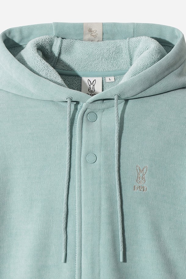 유니) 스테이웜 후드 집업 재킷(L.SKYBLUE)은 캐주얼, 스포티, 미니멀 스타일을 추구하는 유니섹스 고객을 위한 아우터입니다. 라이트 스카이블루 컬러의 무지 디자인으로, 가을, 겨울 시즌에 적합하며 일상, 캠핑룩, 등산룩에 활용하기 좋습니다. 두꺼운 두께감과 부드러운 촉감, 긴 소매 기장이 특징이며, 보온성을 위한 후드 타입의 집업 자켓입니다. 레귤러핏으로 편안하게 착용 가능하며, 뛰어난 보온 기능을 제공합니다.
