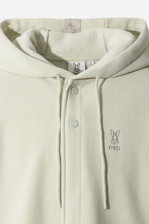 유니) 스테이웜 후드 집업 자켓(IVORY DARK)은 가을, 겨울철 일상과 캠핑, 산책룩에 어울리는 유니섹스 후드 집업 자켓입니다. 부드러운 촉감과 두꺼운 두께로 보온성을 높였으며, 캐주얼하고 베이직한 스타일을 연출합니다. 아이보리 색상의 무지 디자인으로 미니멀한 스타일을 선호하는 분들께 적합합니다. 긴 소매와 레귤러핏으로 편안하게 착용 가능하며, 집업 형태로 간편하게 여밀 수 있습니다. 후드 디테일이 있어 더욱 따뜻하고 실용적인 아이템입니다.
