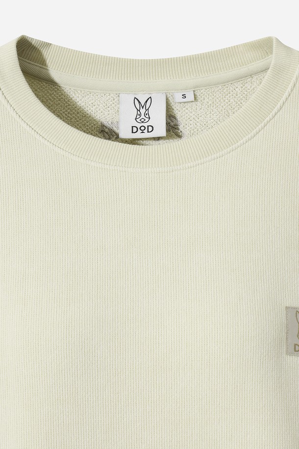 유니) 스테이웜 에센셜 맨투맨(IVORY DARK)은 가을, 겨울 시즌에 따뜻하게 착용할 수 있는 유니섹스 맨투맨입니다. 아이보리 컬러의 무지 디자인으로, 베이직하고 스포티한 스타일을 연출하기 좋습니다. 두꺼운 두께감과 부드러운 촉감의 면 소재에 기모 안감으로 보온성을 높였습니다. 레귤러핏 라운드넥 디자인으로, 출근룩이나 캠핑룩 등 다양한 TPO에 캐주얼, 미니멀, 스포티하게 활용할 수 있습니다. 스테이웜 기능으로 추운 날씨에도 따뜻함을 유지해줍니다.
