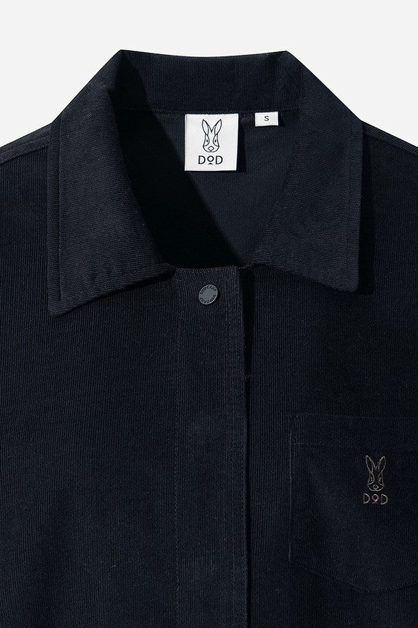 **여성) 코듀로이 셔츠 원피스(NAVY)**

가을과 겨울, 포근함을 선사할 여성 코듀로이 셔츠 원피스입니다. 네이비 컬러의 무지 디자인으로, 캐주얼하고 베이직한 스타일을 연출합니다. 셔츠 디테일과 버튼다운 디자인이 돋보이며, A라인 핏으로 여성스러운 실루엣을 강조합니다. 두꺼운 코듀로이 소재와 긴 소매 기장으로 따뜻함을 더하며, 출근룩과 모임룩 등 다양한 TPO에 활용 가능합니다. 레귤러핏으로 제작되어 편안한 착용감을 제공합니다.
