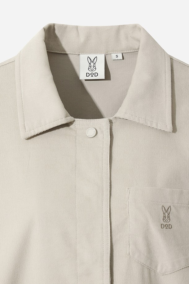 부드러운 코듀로이 소재의 여성 셔츠 원피스입니다. 아이보리 컬러에 무지 디자인으로, 캐주얼하면서도 베이직한 스타일을 연출합니다. 넉넉한 레귤러핏과 미디엄 기장으로 편안하게 착용 가능하며, 카라와 긴 소매, 포켓 디테일이 특징입니다. 봄, 가을 시즌에 활용하기 좋으며, 뻣뻣한 촉감과 두꺼운 두께감으로 안정감을 줍니다. 클래식하고 미니멀한 무드를 더해 일상복으로 손색없습니다.
