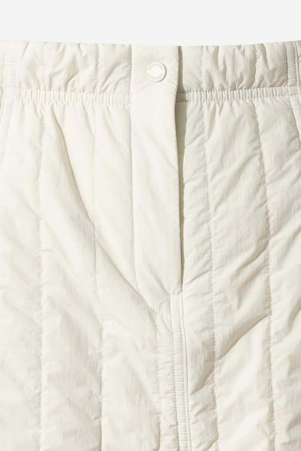 포근함과 스타일을 모두 갖춘 여성 에어로겔 패딩 스커트(아이보리)입니다. 뛰어난 보온성을 자랑하는 에어로겔 충전재를 사용하여, 겨울철에도 따뜻하고 쾌적하게 착용할 수 있습니다. A라인 핏과 미니멀한 디자인으로 캐주얼, 고프코어 스타일 모두 소화 가능하며, 산책룩이나 여행룩에 잘 어울립니다. 가볍고 부드러운 나일론, 폴리에스터 혼방 소재로 제작되어 편안한 착용감을 선사하며, 전면 포켓 디테일로 실용성을 더했습니다. 우수한 단열성으로 체온을 안정적으로 유지해주는 기능성 패딩 스커트입니다.
