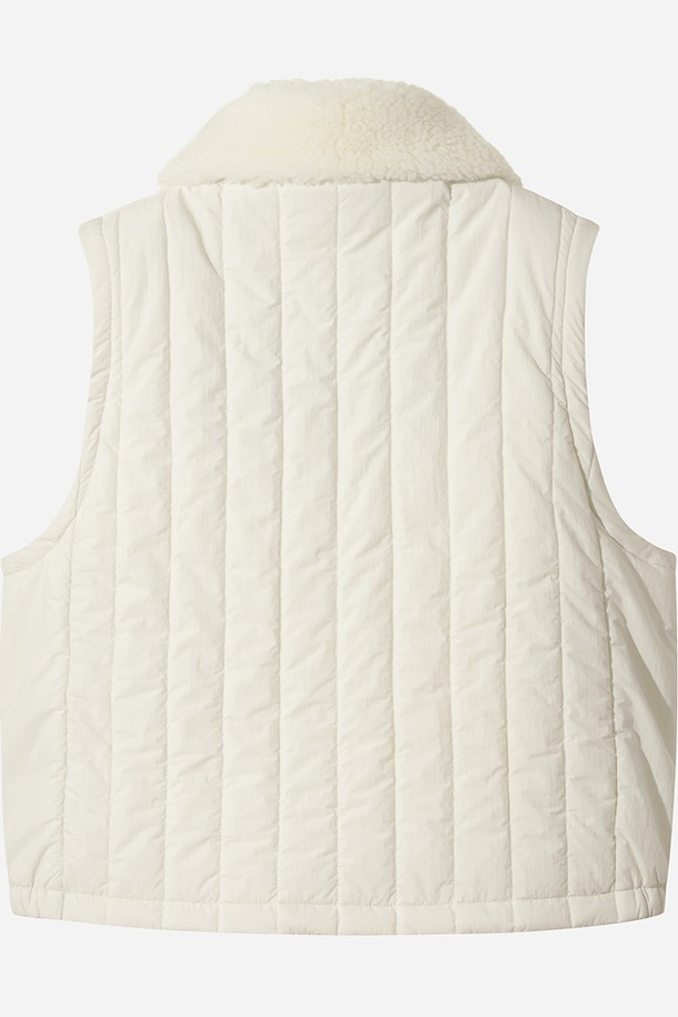 여성) 에어로겔 패딩 베스트(아이보리)는 일상 및 아웃도어 활동에 적합하며, 캐주얼과 스포티한 스타일을 연출합니다. 뛰어난 보온성과 단열성을 제공하는 에어로겔 충전재와 HEATLOCK AERO AEROGEL 기술을 적용하여 체온을 안정적으로 유지시켜줍니다. 부드러운 촉감의 나일론, 아크릴, 폴리에스터, 모 혼방 소재로 제작되었으며, 두꺼운 두께감으로 겨울철에도 따뜻하게 착용 가능합니다. 플리스 소재 탈부착이 가능하며, 아웃포켓 디자인으로 실용성을 높였습니다. 캠핑룩에 활용하기 좋은, 미니멀한 디자인의 패딩 베스트입니다.
