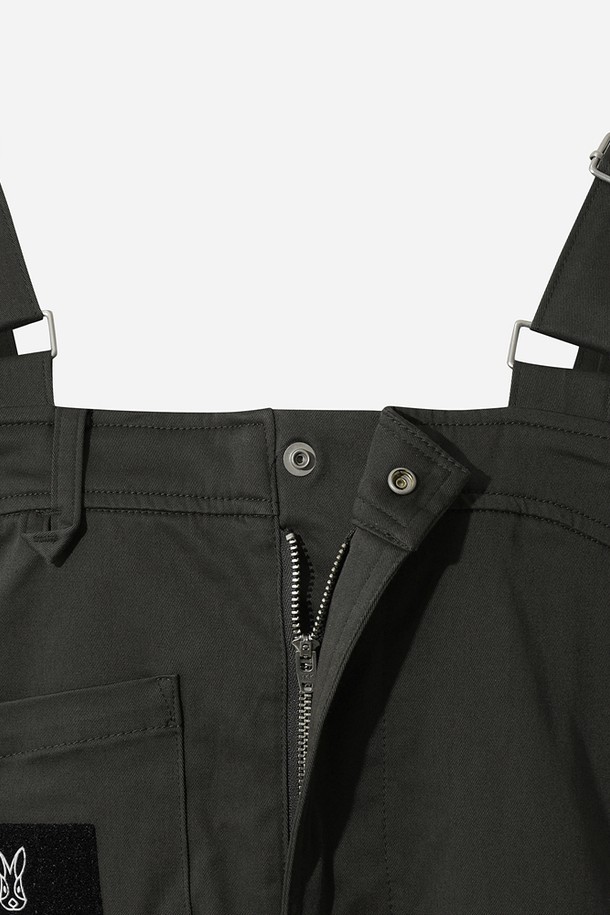 여성) 유틸리티 오버롤 원피스(D.CHARCOAL GREY)는 캐주얼, 미니멀, 워크웨어 스타일을 아우르는 오버롤 원피스입니다. 다크차콜그레이 색상으로, 봄, 가을에 데일리룩이나 캠핑룩으로 활용하기 좋습니다. 면과 폴리우레탄 혼방 소재로 제작되어 편안한 착용감을 선사하며, 신축성 있는 원단과 스퀘어넥 디자인으로 활동성을 높였습니다. 어깨 스트랩 조절이 가능하며, 실용적인 포켓 디테일이 돋보입니다. 오버핏으로 편안하게 착용할 수 있는 민소매 원피스입니다.
