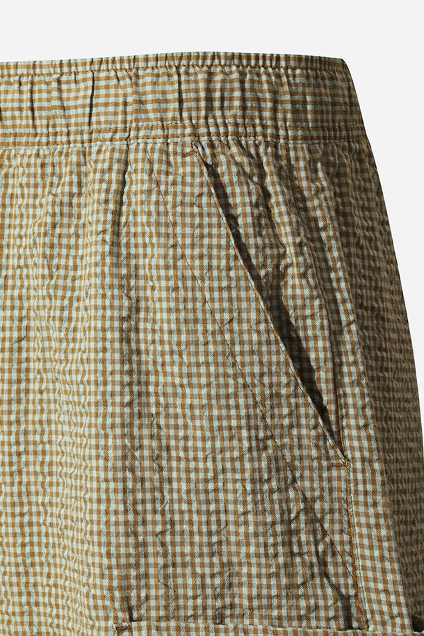 유니) 올데이체크 반바지(BROWN)는 여름철 시원하게 입기 좋은 캐주얼 반바지입니다. 브라운 컬러의 체크 패턴이 돋보이며, 레귤러핏과 세미오버 핏으로 편안한 착용감을 선사합니다. 통기성이 우수한 시어서커 소재로 제작되어 쾌적함을 유지하며, 아웃포켓 디테일로 실용성을 더했습니다. 가볍고 몸에 달라붙지 않아 캠핑, 여행, 휴가 등 다양한 TPO에 활용하기 좋습니다. 미니멀, 리조트 스타일을 즐기는 분들께 추천합니다.
