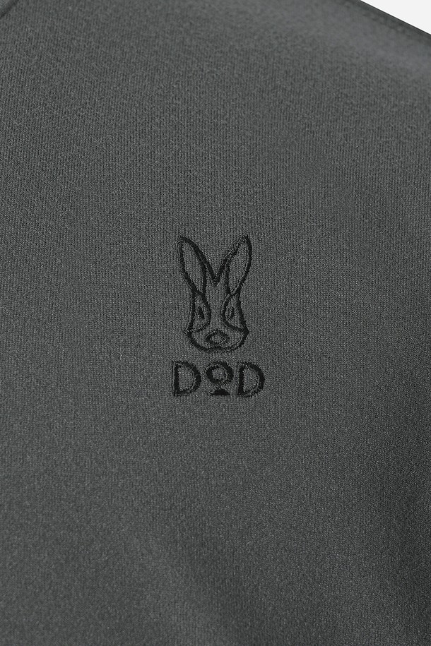 남성용 에센셜 모크넥 긴팔 티셔츠(CHARCOAL)입니다. 가을, 겨울 시즌에 어울리는 차콜 색상의 레귤러핏 긴팔 티셔츠로, 베이직하고 스포티한 스타일을 연출합니다. 출근룩은 물론 일상생활과 스포츠 활동에도 적합하게 디자인되었습니다. 모크넥 디자인과 무지 패턴으로 미니멀하고 세련된 느낌을 선사하며, 레귤러 기장으로 편안한 착용감을 제공합니다.
