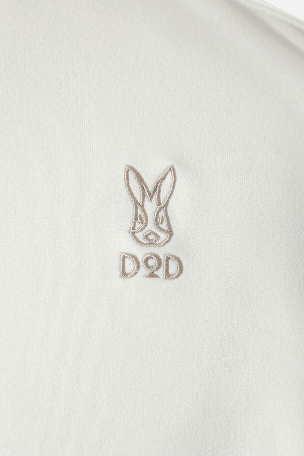 남성용 에센셜 모크넥 긴팔 티셔츠(OFF WHITE 2)입니다. 베이직하고 스포티한 스타일로 일상과 스포츠 활동 모두에 적합합니다. 부드러운 면 소재로 제작되어 흡습성이 뛰어나며, 레귤러핏으로 편안한 착용감을 선사합니다. 오프화이트 컬러의 무지 디자인에 모크넥으로 깔끔함을 더했습니다. 봄, 가을, 겨울 계절에 활용하기 좋은 긴소매 티셔츠입니다.
