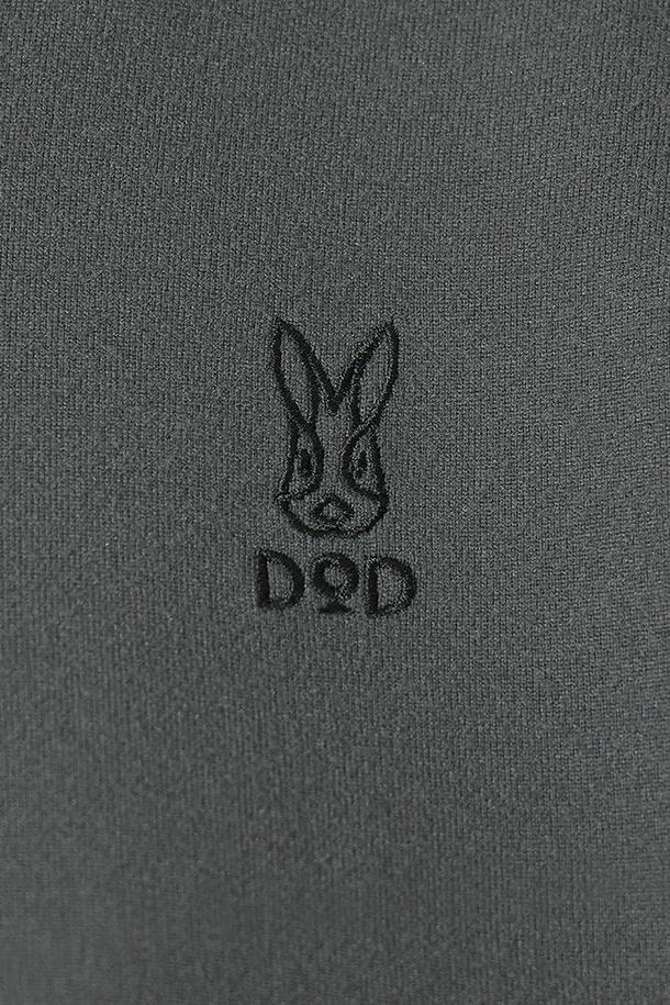 이 여성 에센셜 모크넥 긴팔 티셔츠(CHARCOAL)는 가을, 겨울철 피트니스룩과 일상 룩에 모두 활용하기 좋은 제품입니다. 스포티하면서도 미니멀한 스타일을 추구하는 여성에게 적합하며, 차콜 컬러의 무지 디자인으로 어떤 하의와도 잘 어울립니다. 모크넥 디자인과 긴소매 기장으로 보온성을 높였으며, 에센셜 라인으로 제작되어 기본적인 데일리 아이템으로 활용하기 좋습니다.
