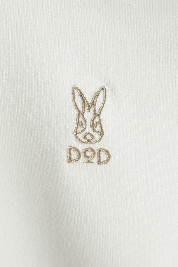 여성용 에센셜 모크넥 긴팔 티셔츠(OFF WHITE 2)입니다. 부드러운 면 소재로 제작되어 편안한 착용감을 선사하며, 레귤러핏으로 제작되어 다양한 체형에 잘 어울립니다. 베이직하고 스포티한 스타일 연출에 용이하며, 봄, 가을, 겨울 시즌에 활용하기 좋습니다. 흡습 기능이 있어 스포츠 활동 시에도 쾌적함을 유지하며, 피트니스룩 또는 산책룩으로 활용하기 좋습니다. 무지 디자인과 오프화이트 컬러로 미니멀하고 세련된 스타일을 완성해 보세요.
