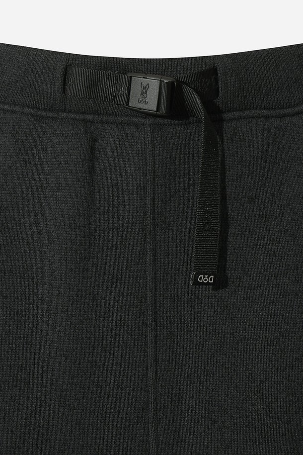 여성) 템프니트 스커트(BLACK)는 가을과 겨울에 어울리는 여성용 니트 스커트입니다. 부드러운 촉감의 두꺼운 니트 소재로 제작되어 따뜻하고 편안한 착용감을 선사합니다. H라인의 레귤러 핏으로 미니멀하고 베이직한 스타일을 연출하며, 일상, 출근룩, 모임룩 등 다양한 TPO에 활용 가능합니다. 무지 디자인의 블랙 컬러로 어떤 상의와도 쉽게 매치하여 클래식하고 캐주얼한 스타일을 완성할 수 있습니다. 템프니트 스커트는 미니멀한 디자인을 선호하는 분들께 추천합니다.
