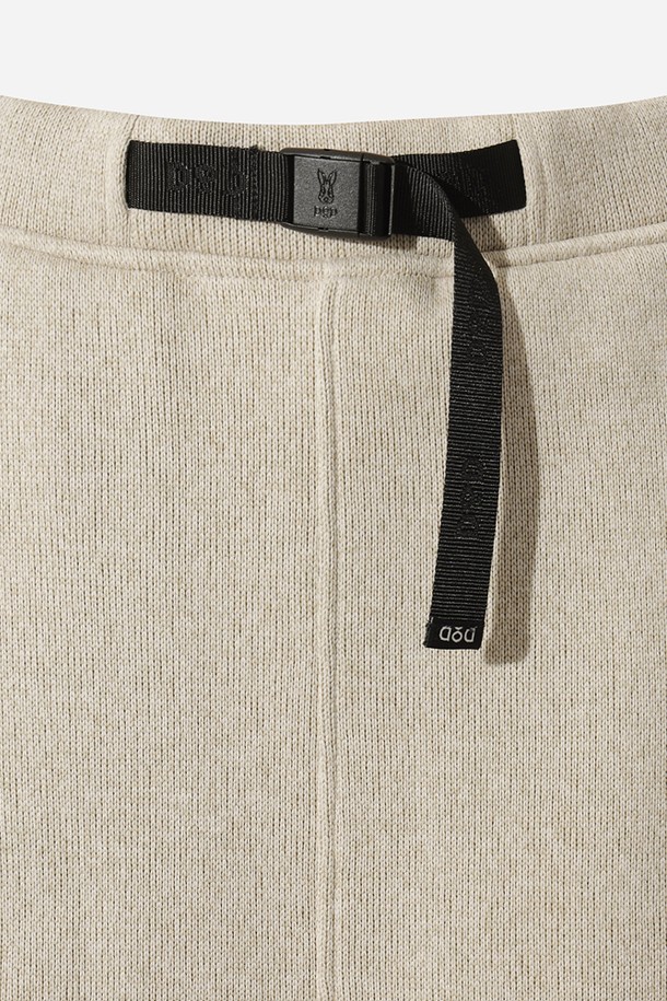 **여성) 템프니트 스커트(아이보리)**

부드러운 촉감의 여성용 템프니트 스커트입니다. 따뜻하고 두꺼운 두께감으로 가을, 겨울에 착용하기 좋으며, H라인 핏으로 레귤러핏을 선사합니다. 미디 기장의 아이보리 컬러 무지 스커트로, 미니멀하고 베이직한 스타일을 연출할 수 있습니다. 벨트 디테일이 있어 출근룩을 포함한 다양한 일상 룩에 활용하기 좋습니다.
