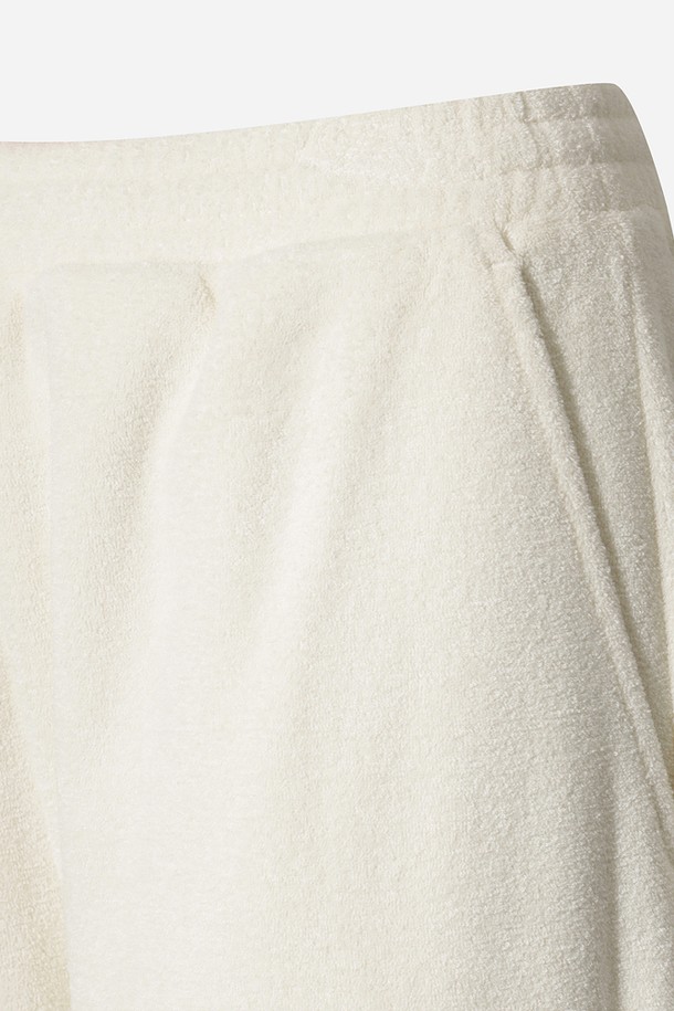 **여성) 테리업 에센셜 팬츠(IVORY)**는 부드러운 테리 소재로 제작되어 편안한 착용감을 선사합니다. 아이보리 컬러의 무지 디자인에 루즈핏으로 제작되어 스포티하면서도 캐주얼한 스타일을 연출합니다. 허리 밴딩과 카고 포켓 디테일이 특징이며, 여름철 휴가룩 또는 피트니스룩으로 활용하기 좋습니다. 활동적인 일상에 미니멀한 감각을 더해주는 반바지입니다.
