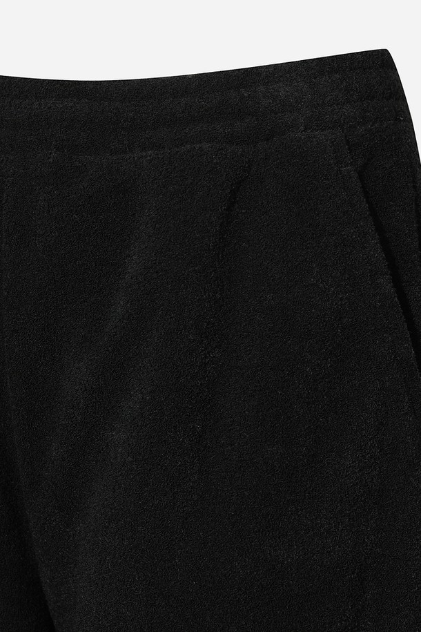 **여성) 테리업 에센셜 팬츠(BLACK)**는 피트니스 활동과 일상생활 모두에 적합한 여성용 반바지입니다. 부드러운 촉감의 폴리에스테르 소재로 제작되어 봄, 여름, 가을 계절에 얇고 편안하게 착용할 수 있습니다. 스포티한 스타일을 연출하며, 무지 디자인과 레귤러핏으로 베이직하면서도 활동적인 느낌을 줍니다. 신축성 있는 밴딩 처리로 편안한 착용감을 제공하며, 피트니스룩을 완성하기에 좋습니다.
