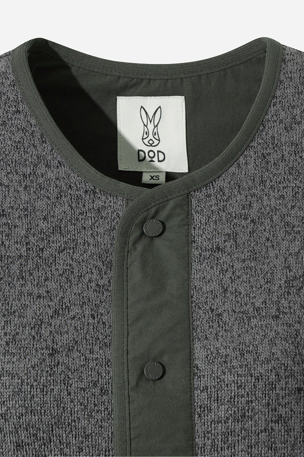 **여성) 템프니트 베스트(D.CHARCOAL GREY)**

가을과 겨울에 따뜻하게 입을 수 있는 여성용 '템프니트' 베스트입니다. 다크차콜그레이 컬러의 무지 디자인으로, 베이직하고 캐주얼한 스타일을 연출하기 좋습니다. 부드러운 촉감의 울 소재로 제작되었으며, 레귤러핏 라운드넥 민소매 디자인으로 다양한 스타일링에 활용할 수 있습니다. 출근룩이나 모임룩 등 TPO에 맞춰 캐주얼, 클래식, 미니멀 무드로 연출해보세요. 포켓 디테일이 있어 실용성을 더했습니다.
