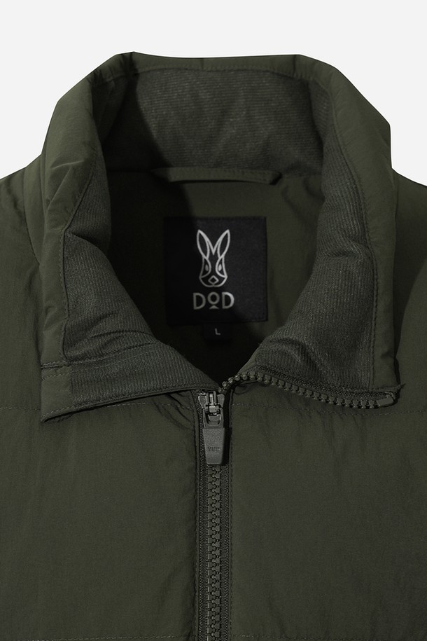 유니(UNI) 코나 라이트 D7 스탠넥 다운 재킷은 일상, 스포츠 활동에 적합한 유니섹스 다운 재킷입니다. 스포티하면서도 캐주얼한 스타일로, 등산룩, 캠핑룩, 고프코어 스타일을 연출하기 좋습니다. 두께감 있는 나일론 소재로 제작되어 부드러운 촉감을 제공하며, 보온성과 경량성을 갖춘 겨울철 필수 아이템입니다. 차분한 카키 컬러와 무지 디자인으로 어떤 옷에도 쉽게 매치할 수 있으며, 크롭 기장과 레귤러핏으로 트렌디한 스타일을 완성합니다. 집업 방식과 긴 소매, 스탠넥 디자인으로 보온성을 높였습니다.
