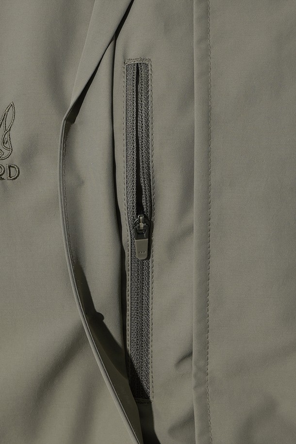 여성) 하우웨더 2L 재킷 (DARK BEIGE)은 하이킹, 아웃도어 활동에 적합한 여성용 자켓입니다. 다크 베이지 컬러의 무지 디자인으로, 봄, 가을 간절기에 활용하기 좋습니다. 레귤러 핏에 얇은 두께감으로 편안하며, 집업 스타일과 후드, 방수 기능이 더해져 스포티한 스타일을 연출합니다. 나일론 소재로 제작되어 방수 및 방풍 기능이 뛰어나고, 긴 소매 기장으로 활동성을 높였습니다. 등산룩, 여행룩, 캠핑룩 등 다양한 TPO에 스포티, 고프코어, 캐주얼 스타일로 코디할 수 있습니다.
