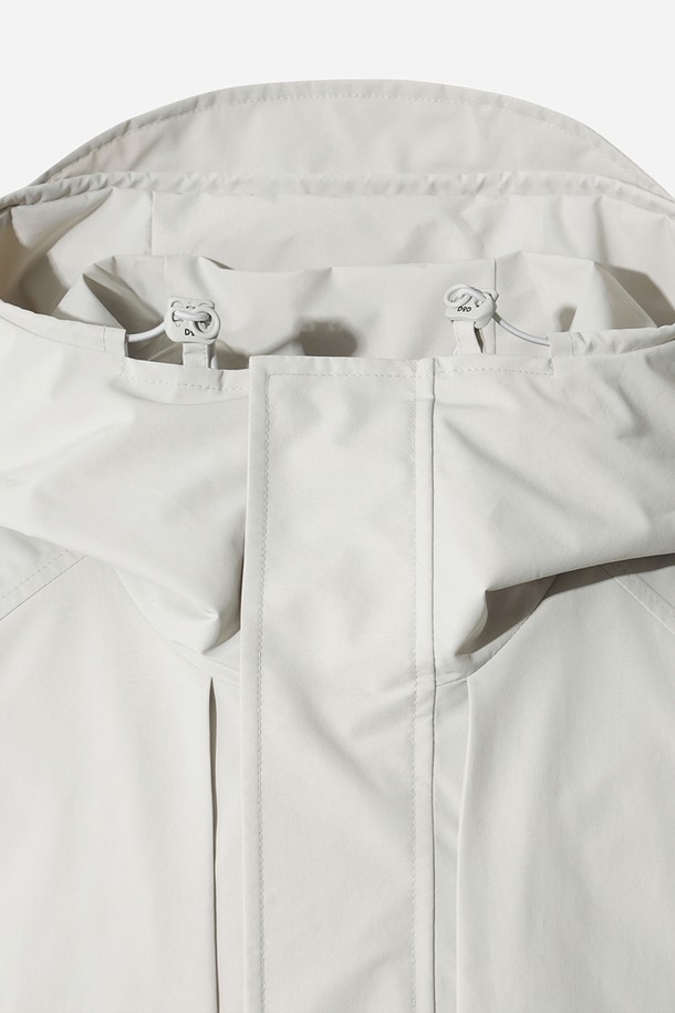 여성용 하우웨더 2L 재킷(아이보리 다크)입니다. 봄, 가을 시즌에 적합하며, 아웃도어 활동과 일상생활 모두에서 활용 가능한 방수, 방풍 기능의 재킷입니다. 레귤러핏으로 편안하게 착용 가능하며, 레귤러 기장의 긴소매 디자인입니다. 아이보리 컬러의 무지 디자인으로 캐주얼, 스포티, 미니멀 스타일을 모두 소화할 수 있습니다. 여행룩, 산책룩에 매치하여 스타일리시하게 연출해보세요.
