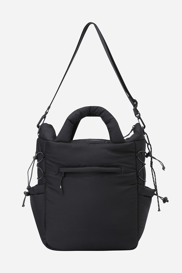 키노코 패딩 토트백(BLACK)은 남성을 위한 미디엄 사이즈 토트백입니다. 블랙 컬러의 무지 디자인에 나일론과 패딩 소재를 사용하여 미니멀하고 시크한 스타일을 연출합니다. 사각형 모양으로 수납 기능을 갖췄으며, 지퍼형 잠금 방식으로 내용물을 안전하게 보관할 수 있습니다. 숄더 스트랩이 있어 편리하며, 출근룩에 클래식한 분위기를 더해줍니다.
