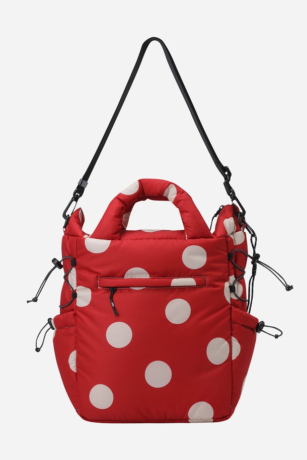 키노코 패딩 토트백(RED)은 캐주얼, 미니멀, 스포티 스타일을 즐겨 입는 남성을 위한 가방입니다. 여행, 휴가, 데이트룩에 어울리는 디자인으로, 부드러운 패딩 소재와 사랑스러운 도트 패턴이 특징입니다. 미디엄 사이즈의 사각 토트백으로, 숄더 스트랩과 지퍼형 잠금 방식으로 실용성을 더했습니다. 레드와 화이트 컬러 배색으로 산뜻함을 더했으며, 패딩 디테일이 돋보이는 디자인입니다. 가볍고 편안하게 들 수 있어 데일리백으로 활용하기 좋습니다.
