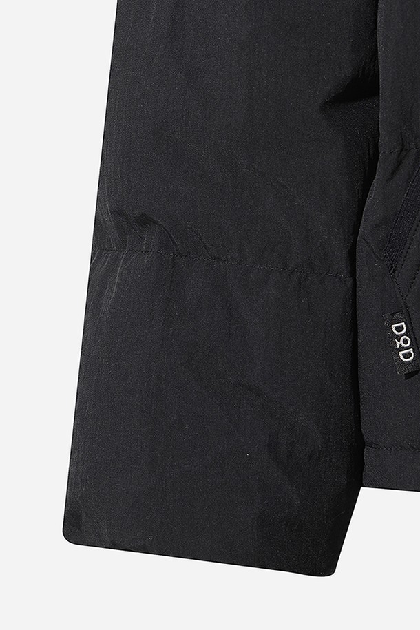 남성용 코나 라이트 D7 다운 재킷(BLACK)은 일상과 스포츠 활동에 모두 적합한 겨울용 아우터입니다. 가볍고 따뜻한 나일론 소재와 두꺼운 두께감으로 뛰어난 보온성과 방풍 기능을 제공합니다. 레귤러핏 디자인과 집업 스타일로 편안한 착용감을 선사하며, 캐주얼, 스포티, 미니멀 스타일을 소화하기 좋습니다. 무지 패턴의 블랙 컬러는 어떤 출근룩에도 무난하게 매치되어 활용도가 높습니다. 긴 소매 기장의 다운 재킷으로, 부드러운 촉감과 경량성을 겸비하여 활동적인 하루를 지원합니다.
