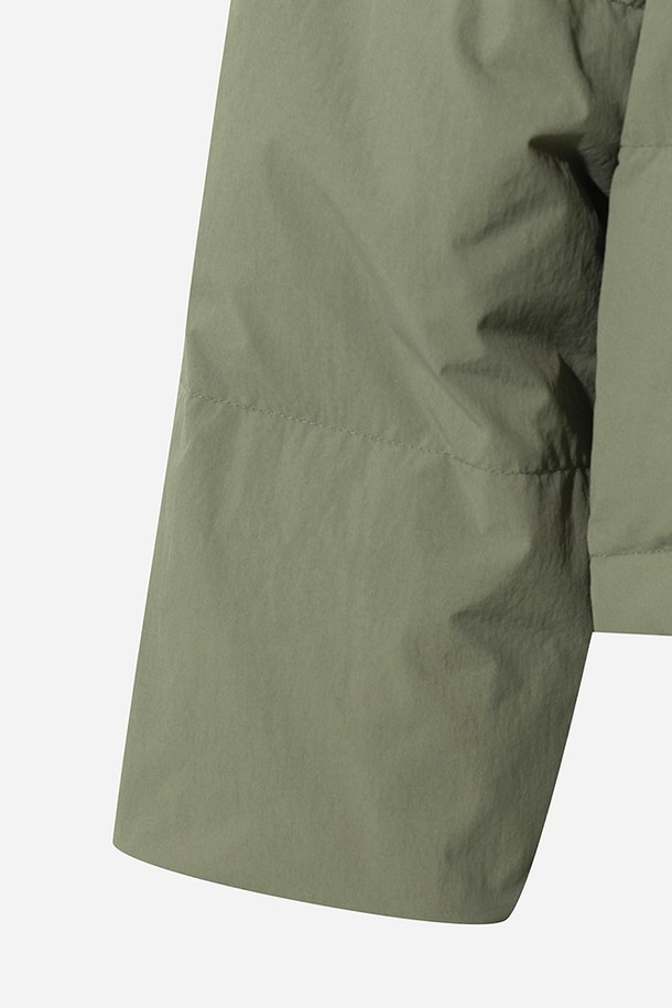 여성용 코나 라이트 D7 다운 재킷(KHAKI)은 일상과 아웃도어 활동 모두에 적합한 겨울철 필수 아이템입니다. 부드러운 촉감의 나일론 소재를 사용하여 편안한 착용감을 제공하며, 두꺼운 두께감으로 뛰어난 보온성을 자랑합니다. 경량 설계와 레귤러핏 디자인으로 활동성을 높였으며, 스포티하고 캐주얼한 스타일을 연출하기 좋습니다. 무지 디자인에 크롭 기장, 긴 소매와 스냅 여밈 방식을 적용하여 미니멀하면서도 세련된 분위기를 더합니다. 방풍 기능까지 갖춰 추운 날씨에도 따뜻하고 스타일리시하게 연출할 수 있습니다.
