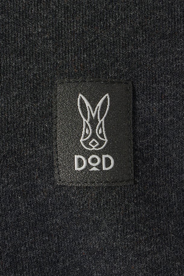 유니) 트리플 컬러 스웻 맨투맨(DARK MELANGE)은 부드러운 면 소재로 제작되어 편안한 착용감을 선사합니다. 다크 멜란지 컬러에 트리플 컬러 디테일이 더해져 스포티하면서도 캐주얼한 스타일을 연출합니다. 레귤러핏으로 제작되었으며, 라운드넥과 긴 소매 기장으로 간절기부터 겨울까지 폭넓게 활용 가능합니다. 일상생활에서 미니멀하고 세련된 스타일을 연출하고 싶은 분들께 추천합니다. 두께감 있는 소재로 제작되어 따뜻하게 착용할 수 있습니다.
