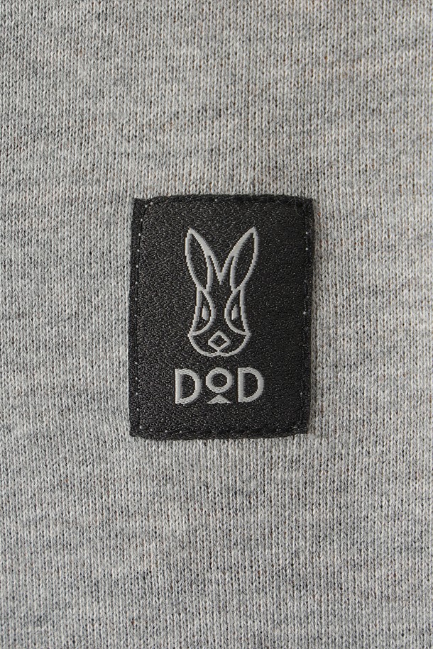 유니) 트리플 컬러 스웻 맨투맨(MELANGE GREY STANDARD)은 멜란지 그레이 컬러의 유니섹스 맨투맨입니다. 면 소재로 제작되어 부드러운 촉감을 선사하며, 레귤러핏과 라운드넥 디자인으로 편안한 착용감을 제공합니다. 봄, 가을, 겨울 세 계절 모두 활용 가능하며, 일상 및 스포츠 활동에 적합합니다. 캐주얼, 스포티, 미니멀 스타일을 모두 소화할 수 있으며, 출근룩과 캠핑룩에도 활용하기 좋습니다. 트리플 컬러 디자인이 특징이며, 긴 소매 기장의 레귤러 기장 상의입니다.
