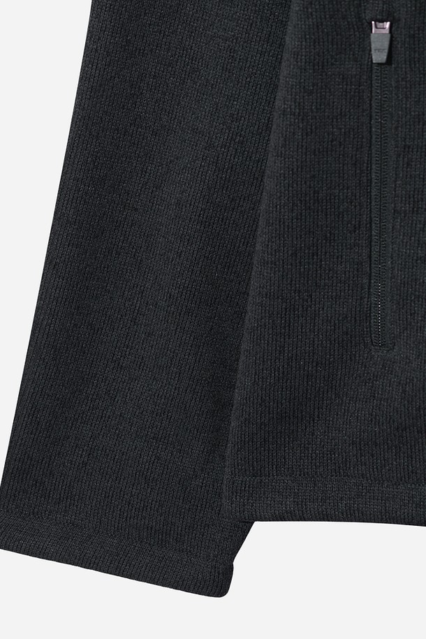 **남성) 템프니트 집업 재킷(BLACK)**

부드러운 촉감의 니트 소재로 제작된 남성용 집업 재킷입니다. 일상과 가벼운 스포츠 활동에 모두 적합하며, 봄, 가을 간절기에 활용하기 좋습니다. 심플한 디자인과 레귤러핏으로 스포티, 캐주얼, 미니멀 스타일을 연출할 수 있습니다. 얇은 두께감으로 편안하게 착용 가능하며, 보온 기능도 갖추었습니다. 블랙 컬러의 무지 디자인으로 어떤 옷에도 쉽게 매치할 수 있는 실용적인 아이템입니다.
