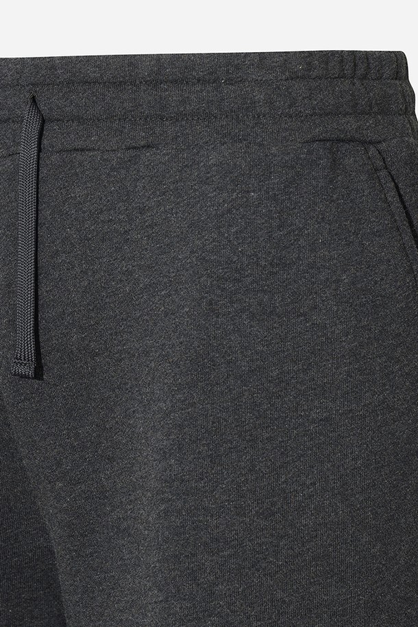 유니) 트리플 컬러 레귤러핏 스웻 팬츠(DARK MELANGE)는 부드러운 면 소재로 제작되어 편안한 착용감을 선사합니다. 다크 멜란지 컬러의 무지 디자인으로, 캐주얼 및 스포티 스타일을 모두 소화할 수 있습니다. 넉넉한 레귤러핏으로 활동성을 높였으며, 허리 밴딩과 조절끈으로 편안한 착용감을 제공합니다. 봄, 가을, 겨울 계절에 활용 가능하며, 일상 및 스포츠 활동 모두에 적합합니다. 집콕룩, 산책룩으로 활용하기 좋습니다.
