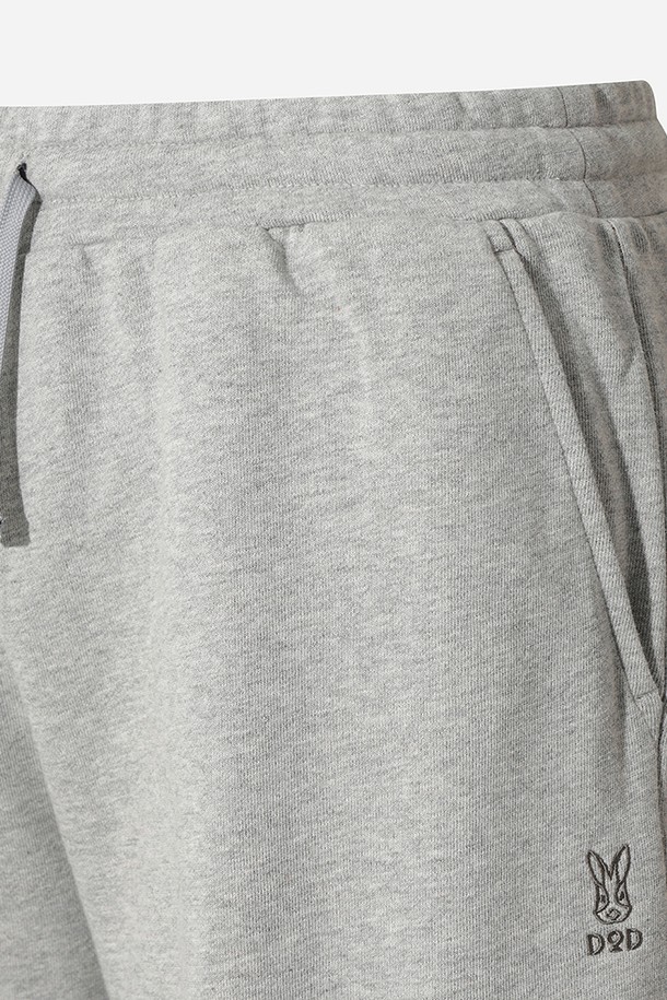 유니) 트리플 컬러 레귤러핏 스웻 팬츠(멜란지 그레이 스탠다드)는 부드러운 면 소재로 제작되어 편안한 착용감을 선사합니다. 멜란지 그레이 컬러에 무지 디자인으로, 캐주얼 및 스포티 스타일을 연출하기 좋습니다. 레귤러핏으로 제작되어 활동성이 높으며, 일상생활은 물론 캠핑룩으로도 활용하기 좋습니다. 봄, 가을, 겨울 계절에 적합하며, 드로우스트링과 밴딩 처리로 편안한 착용감을 제공합니다.
