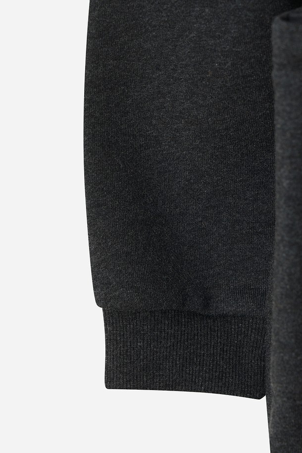 여성) 트리플 컬러 원피스(다크 멜란지)는 봄, 가을에 어울리는 여성용 원피스입니다. 베이직하고 미니멀한 스타일로, 데이트룩과 모임룩에 적합하며, 캐주얼, 클래식 스타일 연출에도 좋습니다. 부드러운 플레어 A라인 치마핏에 7부 소매와 라운드넥 디자인이 특징이며, 하이웨스트 디자인으로 다리가 길어 보이는 효과를 줍니다. 다크 멜란지 컬러의 무지 원피스로, 다양한 스타일을 연출하기 용이합니다.
