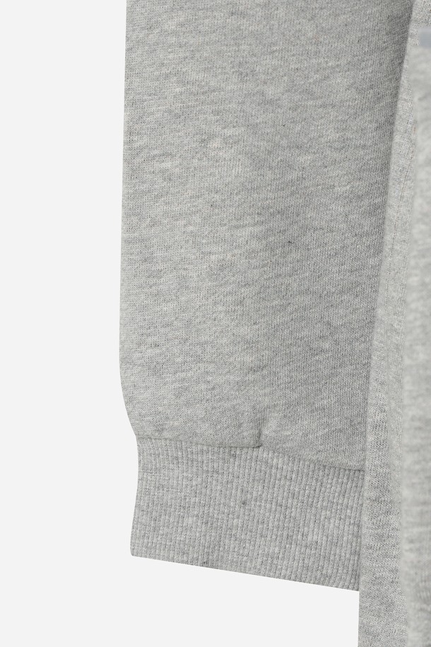 **상품 설명:**

여성) 트리플 컬러 원피스(멜란지 그레이 스탠다드)는 봄, 가을에 어울리는 A라인 핏의 캐주얼 원피스입니다. 멜란지 그레이 컬러의 부드러운 면 소재로 제작되어 편안한 착용감을 선사하며, 7부 소매와 라운드넥 디자인이 특징입니다. 허리 밴딩과 포켓 디테일이 실용성을 더하여 산책룩, 봄 소풍룩 등 다양한 일상 스타일을 연출하기 좋습니다. 무지 디자인으로 미니멀하고 클래식한 분위기를 자아내, 데일리룩으로 활용하기 좋은 아이템입니다. 루즈핏으로 편안하게 착용 가능합니다.
