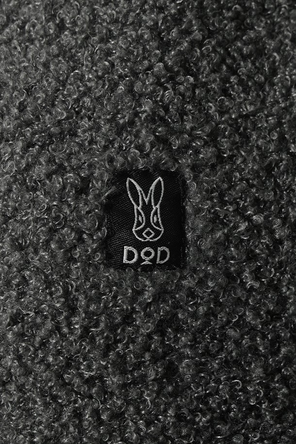 **여성) 플리스 슬리브리스 원피스(D.CHARCOAL GREY)**는 부드러운 플리스 소재로 제작되어 포근한 착용감을 선사하는 여성 슬리브리스 원피스입니다. 다크차콜그레이 컬러와 H라인 일자핏 디자인으로 캐주얼하고 베이직한 스타일을 연출하며, 라운드넥과 민소매 디자인으로 편안함을 더했습니다. 봄, 여름 시즌에 산책룩으로 활용하기 좋으며, 포켓 디테일이 실용성을 높여줍니다. 두꺼운 두께감으로 안정감 있는 실루엣을 완성합니다.
