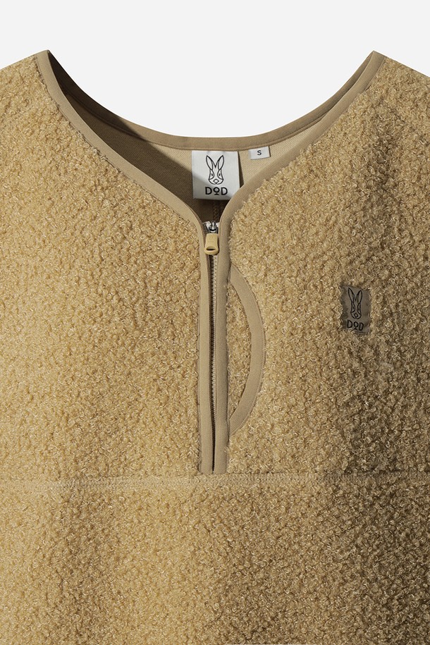 **여성) 플리스 슬리브리스 원피스(TAN)**는 포근한 플리스 소재로 제작되어 가을, 겨울철 따뜻하게 착용할 수 있는 여성용 슬리브리스 원피스입니다. 부드러운 촉감과 루즈핏으로 편안한 착용감을 선사하며, 하프넥 디자인으로 포근함을 더했습니다. 베이직하고 미니멀한 스타일로, 일상 및 캐주얼 룩 연출에 용이하며 집콕룩으로도 활용하기 좋습니다. 톤 다운된 TAN 컬러(베이지)는 어떤 아이템과도 잘 어울려 데일리 원피스로 활용하기 좋습니다. 양 옆 포켓 디테일로 실용성을 더했습니다.
