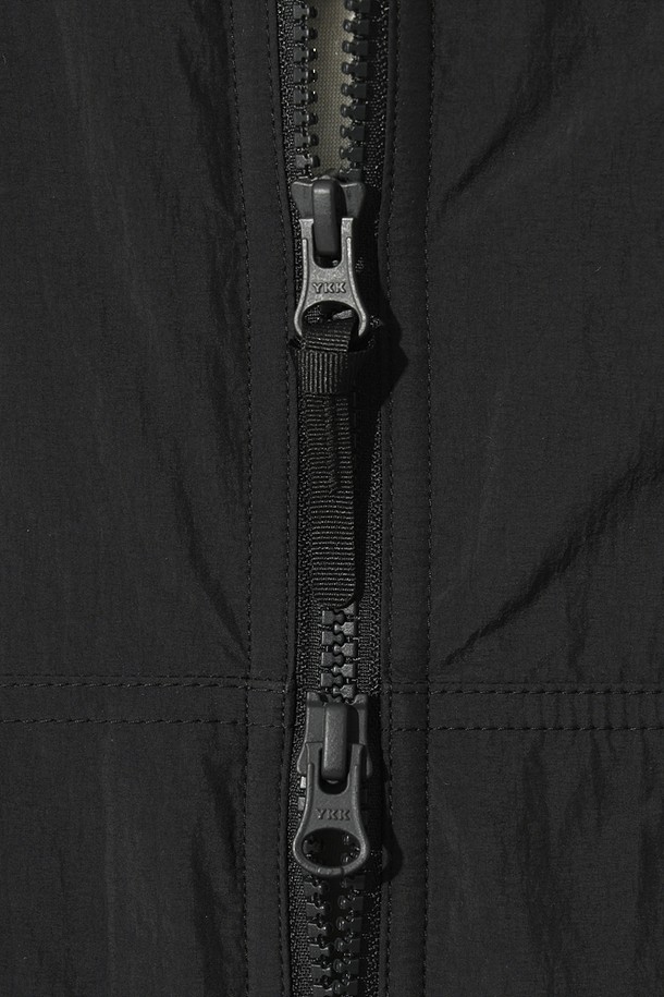 유니) 에센셜 파워필 패딩 베스트(BLACK)는 가을과 겨울에 따뜻하게 착용할 수 있는 남녀 공용 베스트입니다. 블랙 색상의 무지 디자인으로 어떤 스타일에도 쉽게 매치할 수 있으며, 캐주얼하고 미니멀한 무드를 연출합니다. 넉넉한 두께감과 부드러운 나일론 소재, 안감의 패딩 충전재는 뛰어난 보온성을 제공합니다. 집업 스타일로 간편하게 착용 가능하며, 레귤러핏으로 편안한 착용감을 선사합니다. 가볍고 실용적인 베이직 아이템으로 일상에서 활용하기 좋습니다.
