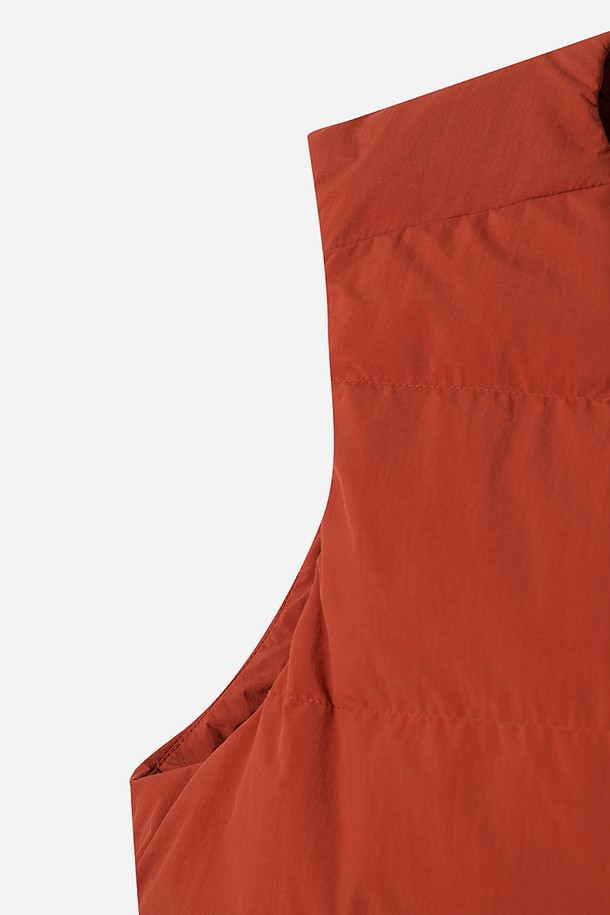 여성용 '코나 라이트 D7' 다운 베스트입니다. 가을과 겨울에 따뜻하게 입을 수 있는 두꺼운 두께감의 패딩 조끼로, 캐주얼 및 스포티한 스타일을 연출하기 좋습니다. 부드러운 나일론 소재로 제작되어 편안한 촉감을 제공하며, 오렌지 컬러의 무지 디자인으로 어떤 옷에도 쉽게 매치할 수 있습니다. 래귤러 핏에 레귤러 기장으로, 스냅 버튼 여밈 방식과 민소매 디자인이 특징입니다. 가볍고 따뜻한 보온 기능과 편리한 포켓 디테일을 갖춘 데일리 아우터입니다.
