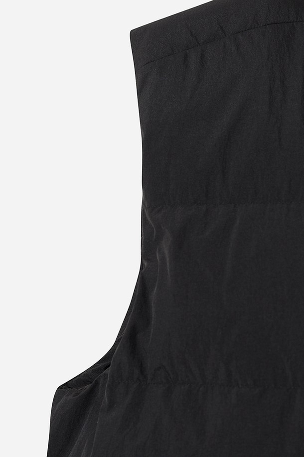 남성) 코나 라이트 D7 다운 베스트(BLACK)는 가볍고 따뜻한 겨울철 필수 아이템입니다. 일상과 출근룩에 모두 잘 어울리는 캐주얼, 스포티 스타일의 무지 디자인으로, 레귤러 핏과 두꺼운 두께감이 특징입니다. 보온성을 높여주는 패딩 디테일과 경량 소재인 나일론을 사용하여 편안한 착용감을 선사합니다. 부드러운 촉감과 스냅 여밈 방식으로 편리함을 더했으며, 민소매 디자인으로 활동성을 높였습니다.
