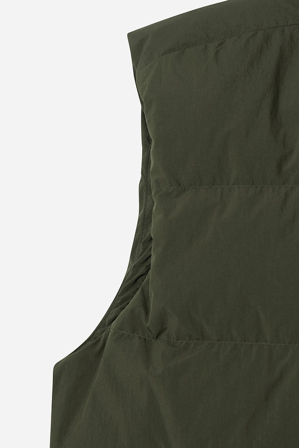 **남성) 코나 라이트 D7 다운 베스트(KHAKI)**는 가을, 겨울철 일상 및 캠핑룩에 적합한 남성용 다운 베스트입니다. 부드러운 촉감의 나일론 소재와 두꺼운 두께감으로 보온성을 높였습니다. 레귤러핏으로 제작되었으며, 민소매 디자인과 집업 여밈 방식으로 편안하게 착용할 수 있습니다. 캐주얼 및 미니멀 스타일을 추구하는 남성에게 무지 디자인의 카키 컬러가 세련된 분위기를 더합니다. 다운 충전재를 사용하여 가볍고 따뜻하게 착용 가능합니다.
