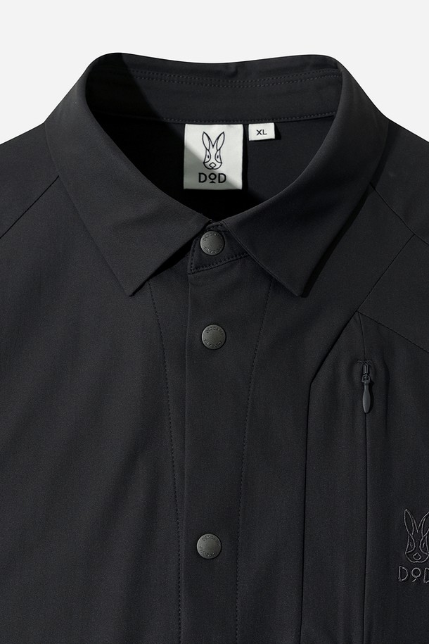 유니(UNI) 하이브리드 미니멀 셔츠(블랙)는 미니멀하고 클래식한 스타일을 추구하는 유니섹스 셔츠입니다. 차이나 칼라에 레귤러핏으로 제작되었으며, 봄, 가을에 착용하기 적합합니다. 무지 패턴의 반소매 셔츠로, 버튼 여밈 방식을 적용했습니다. 일상복으로 활용하기 좋은 디자인입니다.
