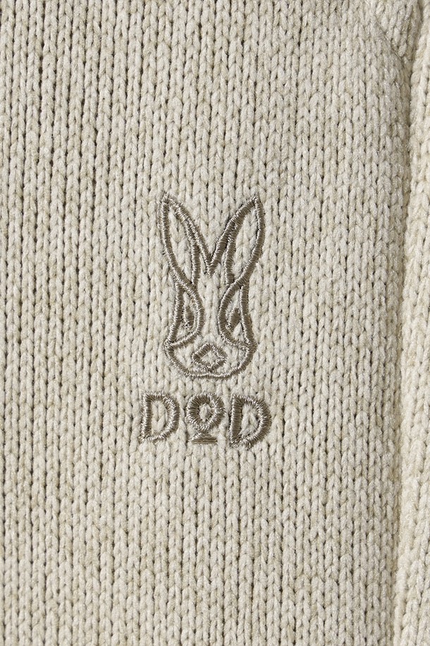 여성용 템프니트 레귤러핏 스트레이트 팬츠(IVORY)입니다. 부드러운 니트 소재로 제작되어 편안한 착용감을 선사하며, 레귤러핏 스트레이트 스타일로 어떤 상의에도 잘 어울립니다. 봄, 가을 시즌에 적합하며, 일상복과 스포츠웨어로 활용 가능합니다. 허리 밴딩 처리로 활동성을 높였으며, 베이직하고 스포티한 무드를 연출합니다. 아이보리 컬러의 무지 디자인으로 미니멀한 스타일을 즐길 수 있습니다.
