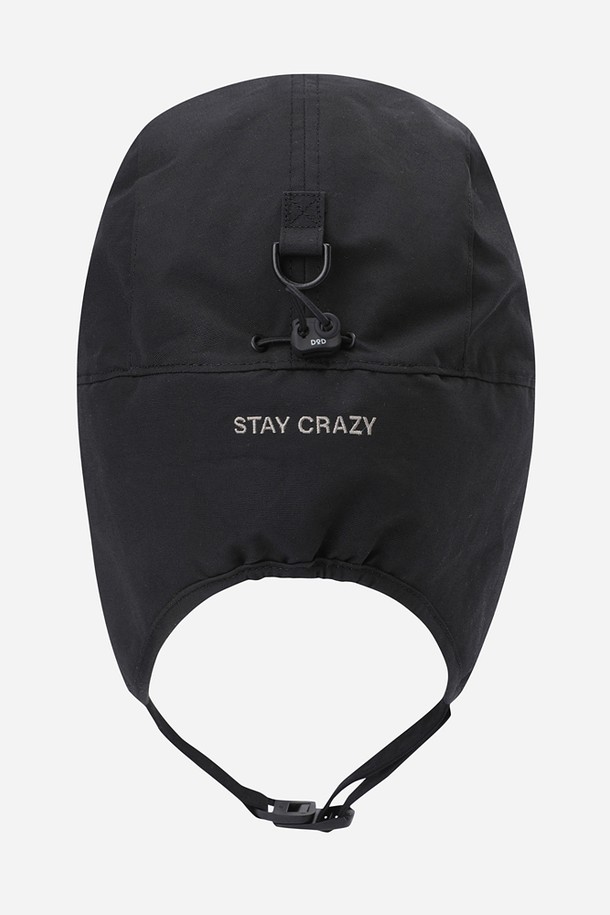 코나 트루퍼 캡(BLACK)은 부드러운 플리스 소재로 제작되어 깊은 모자 깊이와 두꺼운 두께로 따뜻함을 제공하는 겨울철 방한 모자입니다. 블랙 컬러의 무지 디자인으로 캐주얼, 미니멀, 클래식 스타일 모두 소화 가능하며, 남녀 공용으로 착용할 수 있습니다. 특히 귀덮개와 턱끈이 있어 찬 바람으로부터 얼굴을 보호하고 안정적인 착용감을 선사합니다. 트루퍼 캡 디자인은 보온 기능과 함께 스타일리시함까지 놓치지 않아 겨울철 데일리룩에 포인트를 더해줍니다. 
