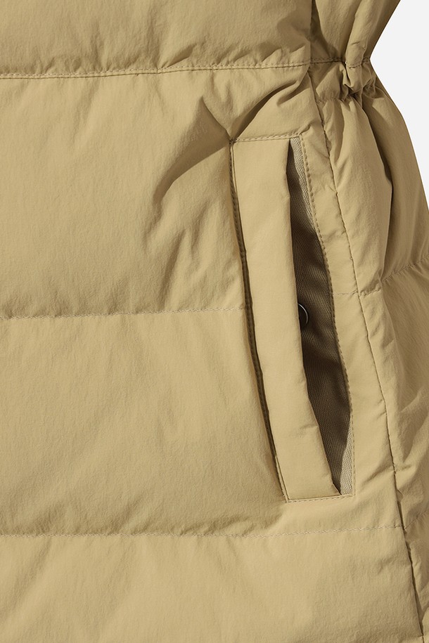 여성) 코나 라이트 D7 미들 다운 재킷(TAN)은 겨울철 출근룩에 적합한 레귤러핏 다운 재킷입니다. 미니멀하고 베이직한 스타일로, 어떤 옷에도 쉽게 매치할 수 있습니다. 톤(TAN) 컬러의 무지 디자인에 두꺼운 두께감으로 보온성을 높였습니다. 부드러운 나일론 소재와 퀼팅, 패딩 안감으로 편안한 착용감을 선사하며, 집업 여밈 방식과 긴 소매 기장으로 활동성을 더했습니다.
