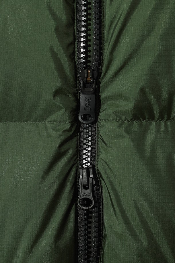 유니) 코어 D7 다운 자켓은 겨울철 일상 및 스포츠 활동에 적합한 유니섹스 스타일의 숏패딩입니다. 카키 컬러의 무지 디자인으로, 스포티, 캐주얼, 미니멀한 스타일을 연출할 수 있습니다. 두꺼운 두께감과 부드러운 촉감의 나일론 소재를 사용하여 보온성과 방풍 기능을 제공합니다. 오버핏으로 제작되어 편안한 착용감을 선사하며, 등산룩, 캠핑룩 등 다양한 TPO에 활용 가능합니다. 긴 소매, 집업 여밈 방식, 패딩 안감으로 따뜻함을 더했습니다.
