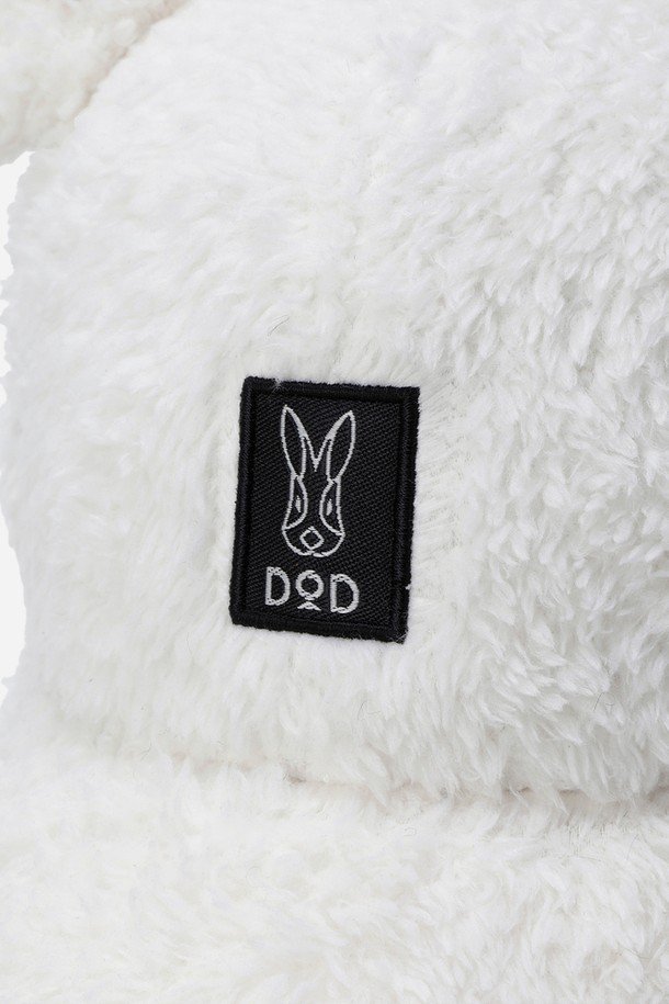 아이보리 컬러의 래빗 보아 플리스 트루퍼는 겨울철 방한을 책임지는 따뜻한 모자입니다. 부드러운 보아 플리스 소재를 사용하여 뛰어난 촉감을 자랑하며, 귀와 뒷목을 덮어 보온성을 높였습니다. 18cm 깊이로 제작되었으며, 7cm 챙으로 햇빛을 가려줍니다. 래빗 로고 디자인과 유니크한 트루퍼 햇 스타일이 돋보이며, 캠핑, 아웃도어 활동은 물론 겨울 데일리룩에도 잘 어울립니다. 캐주얼, 고프코어, 미니멀 스타일을 즐기는 분들께 추천합니다.
