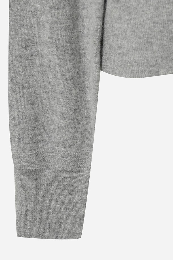 여성) 어반스루 에션셜 가디건(MELANGE GREY STANDARD)은 멜란지 그레이 컬러의 부드러운 니트 소재 가디건입니다. 봄, 가을에 어울리는 얇은 두께의 긴 소매 라운드넥 가디건으로, 미니멀하고 베이직한 스타일을 연출합니다. 레귤러핏으로 제작되었으며, 크롭 기장과 버튼 여밈 방식을 특징으로 합니다. 어반 캐주얼 스타일을 완성하는 데 적합하며, 다양한 룩에 활용하기 좋은 아이템입니다.
