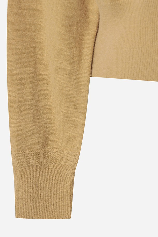 여성) 어반스루 에션셜 가디건(TAN)은 미니멀하고 베이직한 스타일의 여성용 가디건입니다. 부드러운 니트 소재로 제작되어 봄, 가을에 얇게 걸치기 좋으며, 레귤러 핏과 라운드넥 디자인으로 편안한 착용감을 선사합니다. 크롭 기장과 버튼 여밈 디테일이 특징이며, 무지 패턴의 TAN 컬러로 다양한 룩에 활용하기 좋습니다. 긴 소매 디자인으로 간절기 날씨에 유용하게 착용할 수 있습니다.
