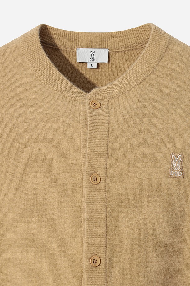 유니) 어반스루 에센셜 가디건(TAN)은 봄, 가을에 어울리는 유니섹스 상의입니다. 부드러운 니트 소재로 제작되어 편안한 착용감을 선사하며, 레귤러 핏과 얇은 두께로 자연스러운 실루엣을 연출합니다. 베이직하고 캐주얼한 스타일로 다양한 룩에 활용하기 좋으며, 특히 출근룩에 미니멀하고 클래식한 분위기를 더해줍니다. 라운드넥과 긴 소매 디자인으로 깔끔함을 더한 무지 가디건입니다.
