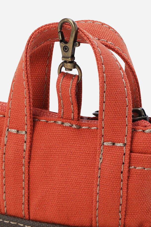 데이 캔버스 미니파우치 키링(D.ORANGE)은 캔버스 소재의 미니 파우치입니다. 오렌지 컬러의 사각 디자인으로 키링이 달려 있어 톡톡 튀는 포인트를 더합니다. 내부 수납공간이 있어 지갑, 카드, 열쇠, 이어폰, 화장품 등 작은 소지품을 실용적으로 보관할 수 있습니다. 가볍고 휴대성이 뛰어나 데일리룩, 여행룩, 휴가룩 등 다양한 스타일에 매치하기 좋습니다. 캐주얼, 미니멀 스타일을 선호하는 분들께 추천합니다.
